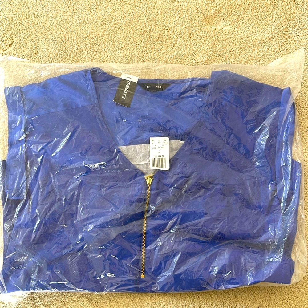 Express cap sleeve blouse with zipper